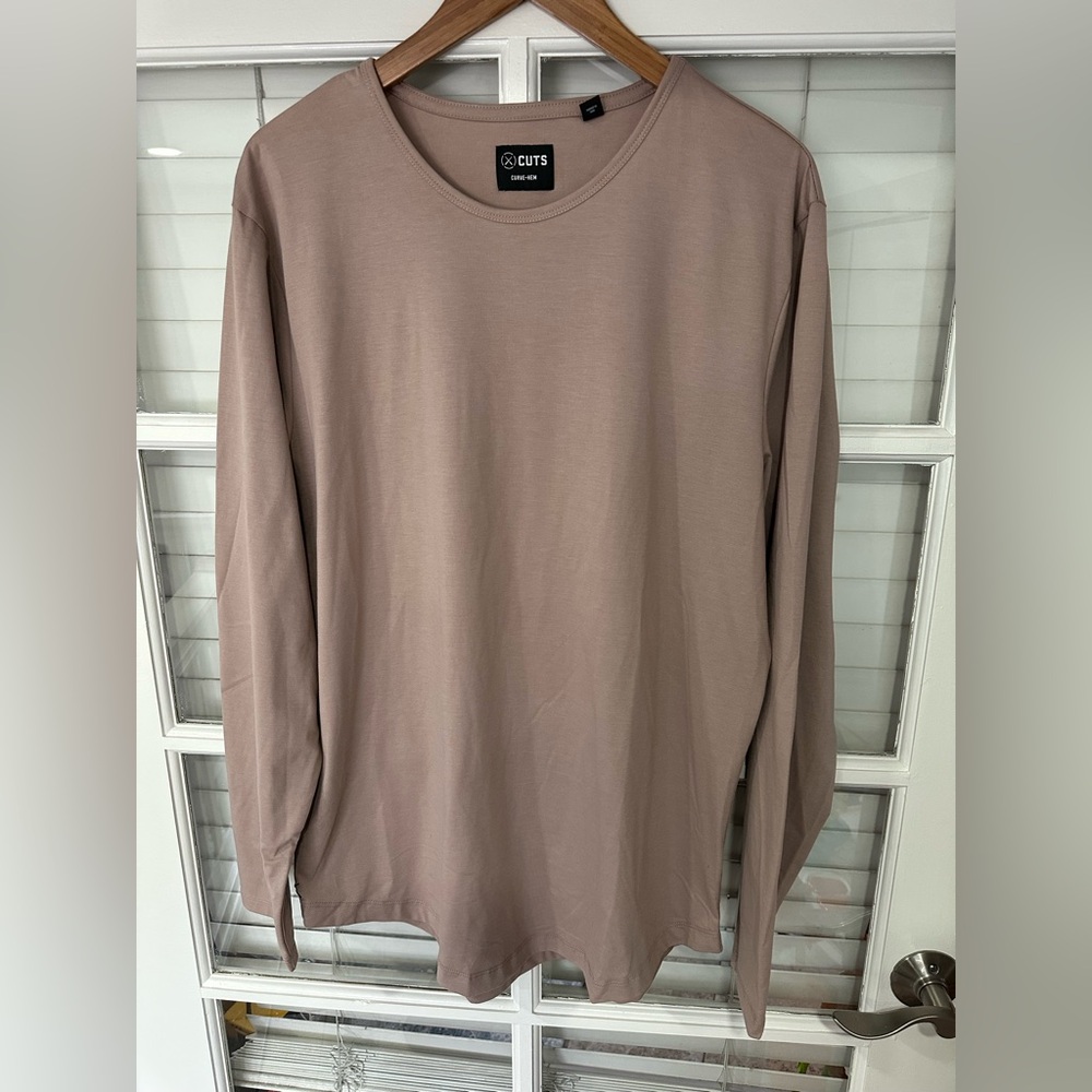 Cuts Men's Long Sleeve Curve Hem Shirt